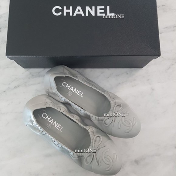 CHANEL Shoes - NIB CHANEL cc logo flat size 37